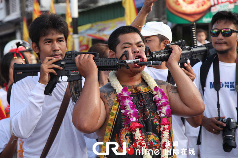 The photo shows shocking performances during the parade in Nine Emperor Gods Festival celebrated from October 15 to October 23 on Phuket Island, the famous holiday resort in south Thailand. (Photo/CRI Online) 