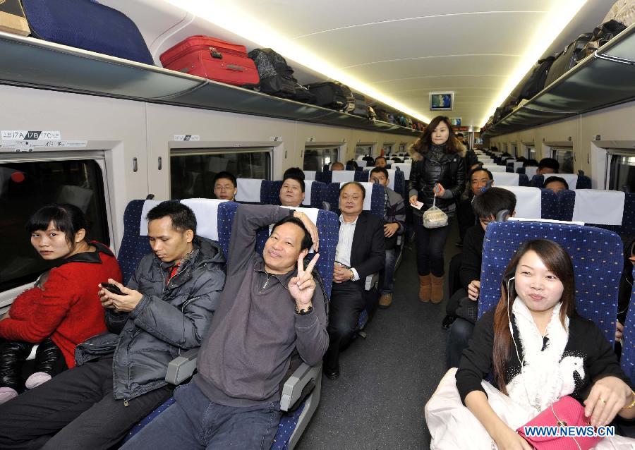 Passengers are seated on bullet train G80, which is to leave for Beijing, capital of China, from the Guangzhou South Railway Station in Guangzhou, capital of south China's Guangdong Province, Dec. 26, 2012. (Xinhua/Chen Yehua) 