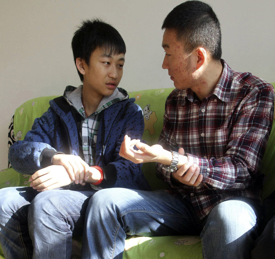 Fu Jiawei comes to Xie Shangwei' home to express his gratitude when he learns the news that Xie is going back to Guangzhou to work on Feb. 27, 2012.