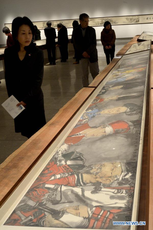 Visitors view the exhibits in the Chinese long painting exhibition at Zhejiang Art Museum in Hangzhou, capital of east China's Zhejiang Province, Dec. 26, 2012. (Xinhua/Shi Jianxue)