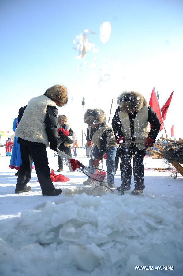 Local fishermen break ice and net fish in the Chagan Lake in Qian Gorlos Mongolian Autonomous County, northeast China's Jilin Province, Dec. 27, 2012. (Xinhua/Ma Caoran)