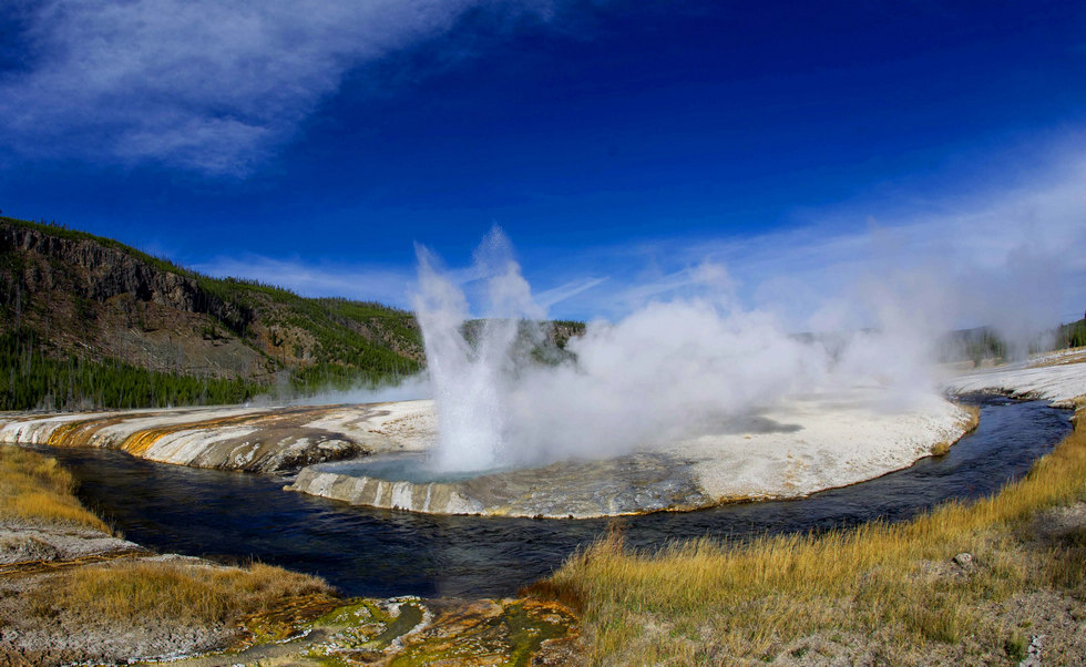 The eruption of Old Faithful. Old Faithful is a cone geyser located in Wyoming, in Yellowstone National Park in the United States. (Xinhua/AFP) 