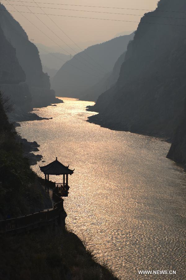 Photo taken on Dec. 26, 2012 shows the Jialing River, a Yangtze tributary, which runs through the Mingyue Gorge in Guangyuan, southwest China's Sichuan Province. (Xinhua/Pan Chaoyue)