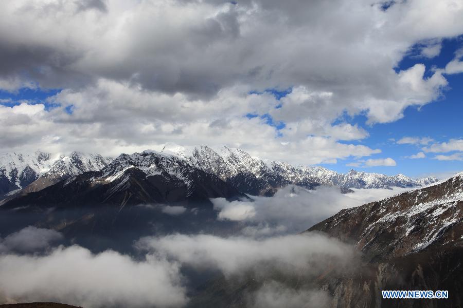 Photo taken on Oct. 22, 2010 shows a scenery of the Tiepi Mountain with an altitude of 3,800 meters, in Baoxing County of Ya'an, southwest China's Sichuan Province. (Xinhua/Guo Wenyao)