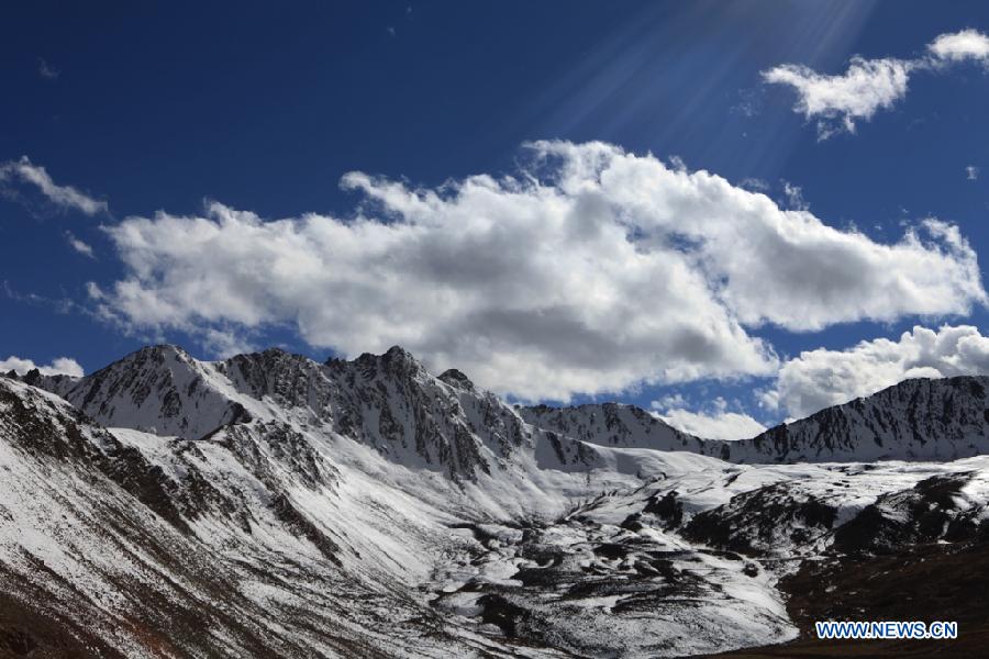 Photo taken on Oct. 22, 2010 shows a scenery of the Tiepi Mountain with an altitude of 3,800 meters, in Baoxing County of Ya'an, southwest China's Sichuan Province. (Xinhua/Guo Wenyao)