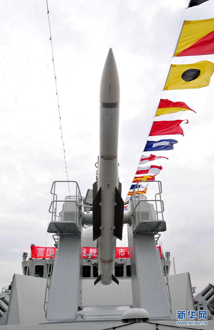 The "Guangzhou" guided missile destroyer under the South China Sea Fleet of the Navy of the Chinese People's Liberation Army (PLA) is open to the public on December 26, 2012. The photo features the scene of the air defense guided missile system. (Xinhua/An Chen)