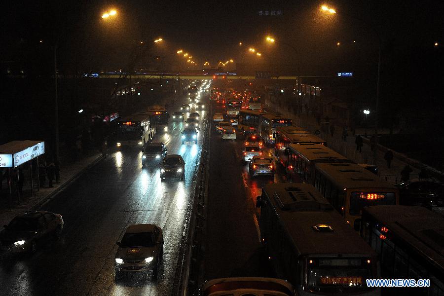 Vehicles pass on the West Changan Street in snow in Beijing, capital of China, Dec. 28, 2012. Beijing has witnessed the 7th snowfall in this winter on Friday. (Xinhua/He Junchang)