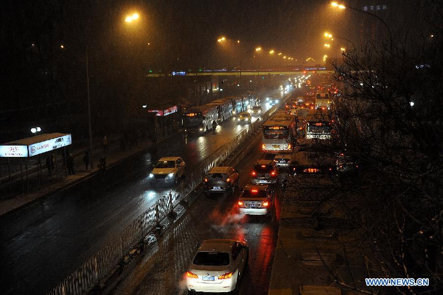 Vehicles pass on the West Changan Street in snow in Beijing, capital of China, Dec. 28, 2012. Beijing has witnessed the 7th snowfall in this winter on Friday. (Xinhua/He Junchang)