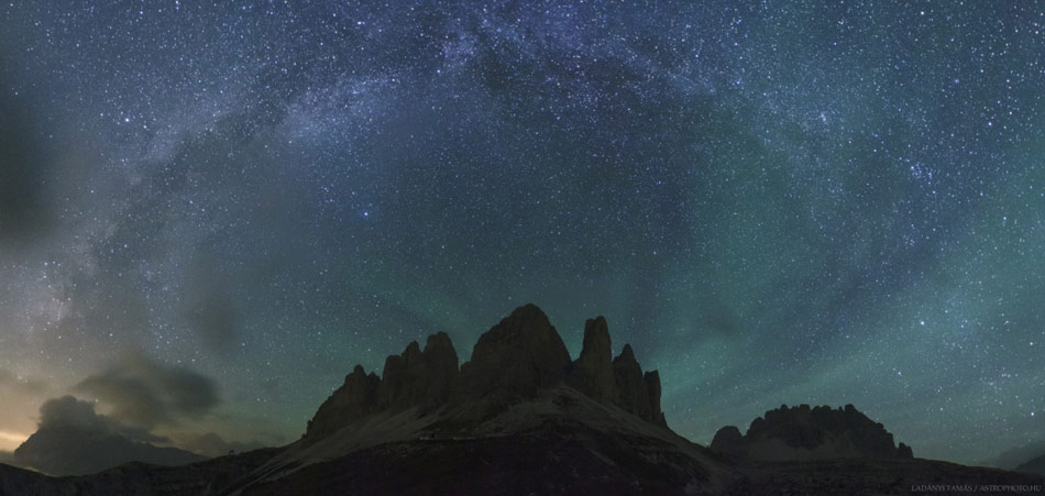 Airglow over Italy (Xinhua/ TamasLadanyi)