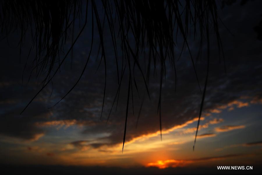 Photo taken on Dec. 27, 2012 shows the sunset scene in Kenting Park in Pingtung County, southeast China's Taiwan. At the southernmost end of Taiwan island, Kenting Park is surrounded by water on three sides. It faces the Pacific in the east, the Taiwan Strait in the west and the Bashi Channel in the south. (Xinhua/Xing Guangli)