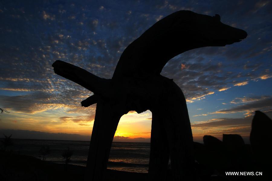 Photo taken on Dec. 27, 2012 shows the sunset scene in Kenting Park in Pingtung County, southeast China's Taiwan. At the southernmost end of Taiwan island, Kenting Park is surrounded by water on three sides. It faces the Pacific in the east, the Taiwan Strait in the west and the Bashi Channel in the south. (Xinhua/Xing Guangli)