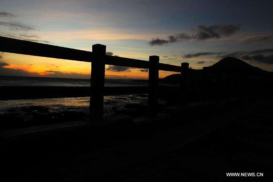 Photo taken on Dec. 28, 2012 shows the sunset scene in Kenting Park in Pingtung County, southeast China's Taiwan. At the southernmost end of Taiwan island, Kenting Park is surrounded by water on three sides. It faces the Pacific in the east, the Taiwan Strait in the west and the Bashi Channel in the south. (Xinhua/Xing Guangli)