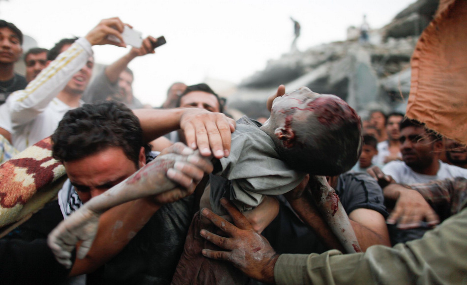 People carry a child’s body in Syria's northern city of Aleppo on Sept.12, 2012. (Xinhua/AFP)