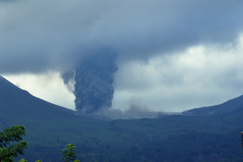 Mount Lokon volcano spews a giant column of volcanic ash during an eruption seen from Tomohon town located on Sulawesi Island on Oct. 7, 2012. (Xinhua/AFP)