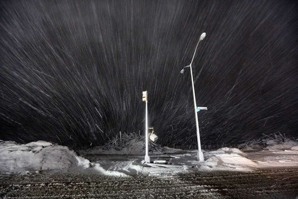 Broken street lamps in Queens, New York City, are seen in the snow brought by Winter Storm Athena on Nov. 7, 2012. (Xinhua/AFP)