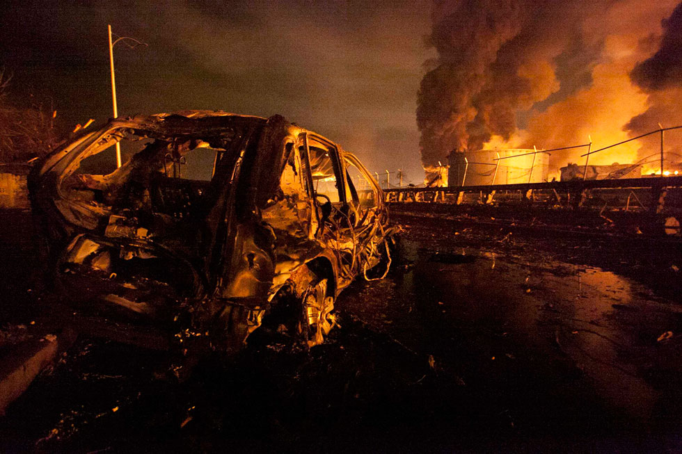 The photo taken on Aug. 25 shows a blast at the Amuay refinery in PuntoFijo, Venezuela, which killed 48 people and seriously injured 80 others. (Photo/Xinhua)