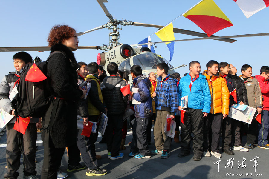 The Zhoushan warship of the Navy of the Chinese People's Liberation Army (PLA) held an open day to the public, Dec. 25, 2012. People can visit the warship, helicopter and special operation equipment, and they also can watch the photos and videos of the warship’s escort missions.(navy.81.cn/JiMingxing, Fang Ting)