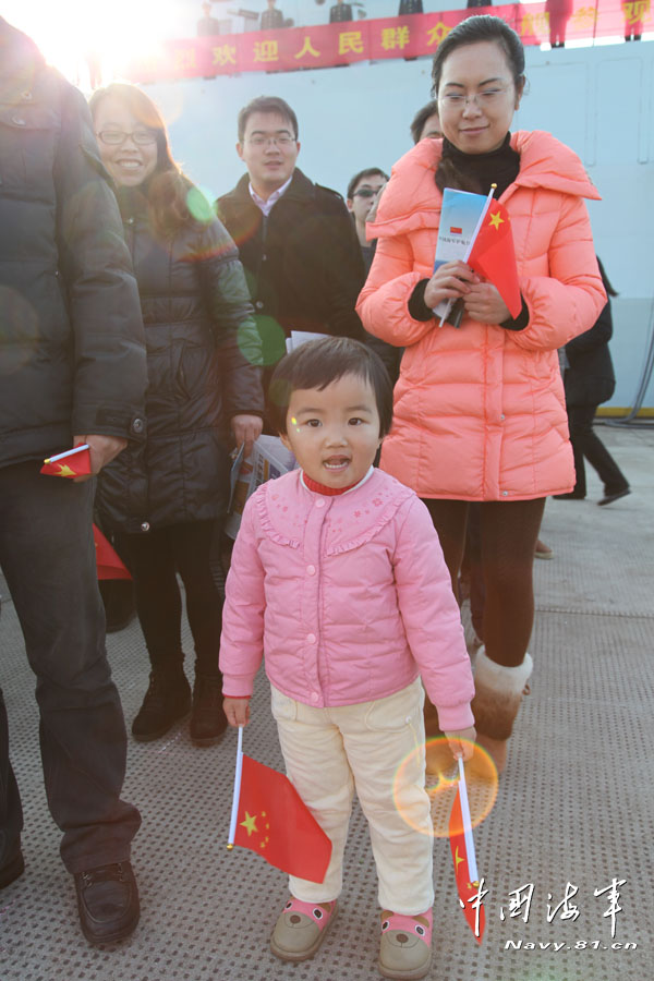 The Zhoushan warship of the Navy of the Chinese People's Liberation Army (PLA) held an open day to the public, Dec. 25, 2012. People can visit the warship, helicopter and special operation equipment, and they also can watch the photos and videos of the warship’s escort missions.(navy.81.cn/JiMingxing, Fang Ting)