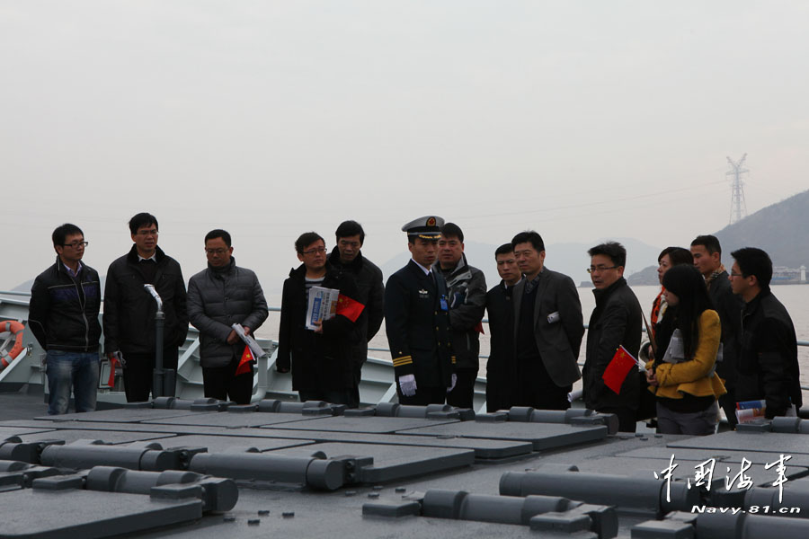 The Zhoushan warship of the Navy of the Chinese People's Liberation Army (PLA) held an open day to the public, Dec. 25, 2012. People can visit the warship, helicopter and special operation equipment, and they also can watch the photos and videos of the warship’s escort missions.(navy.81.cn/JiMingxing, Fang Ting)