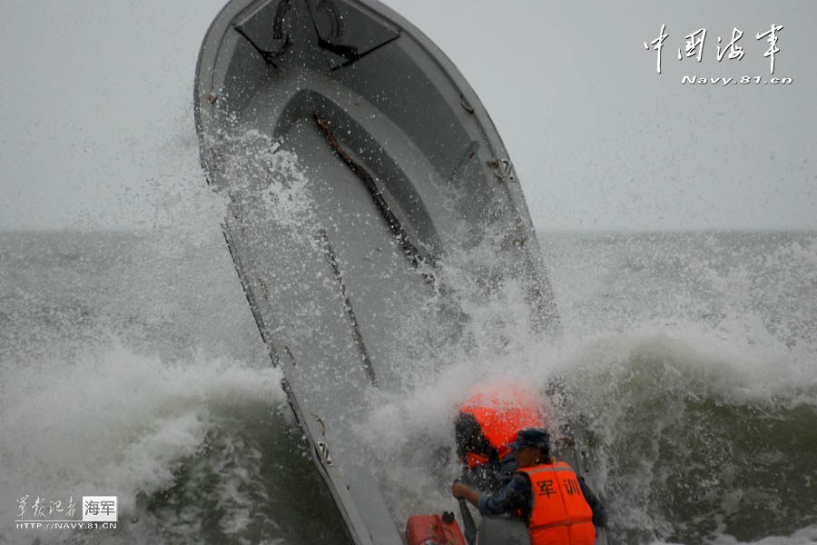 Chinese Marine Corps under the Navy of the Chinese People's Liberation Army (PLA) conducted an amphibious combat training recently. (Source: navy.81.cn)