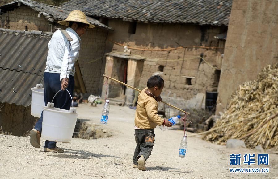 Growth is achieved  by adversity: The photo taken on March 22, 2012, shows that the most serious drought in three years forcing a toddler to think way out of thirst in southwest China’s Yunan province. Since 2009, the constant drought threatened the livelihood of nearly 8 million people in Yunnan. (Xinhua/Jin Liangkuai)