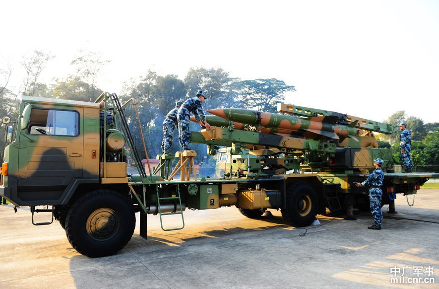 A ground-to-air missile brigade of the Air Force practices a new creative military training pattern by conducting an emergency drill under IT-based conditions. In the practice field, three vehicles loaded with Red Flag-12 surface-to-air missile fast arrived the launch pad. The total process took only five minutes. The informatization of the military drill improved troop’s combat capability.(Mil.cnr.cn/Sun Li, Deng Xiguang and Xu Xiaoyu)