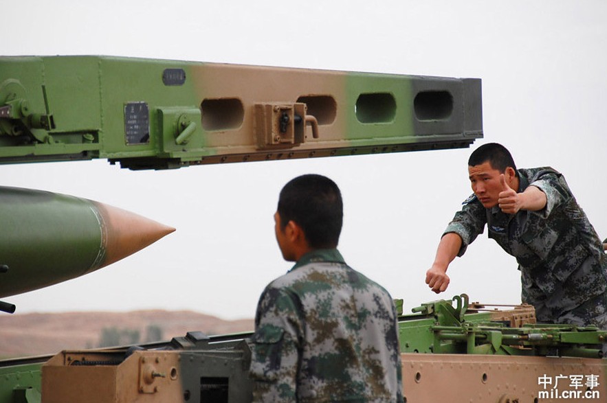 A ground-to-air missile brigade of the Air Force practices a new creative military training pattern by conducting an emergency drill under IT-based conditions. In the practice field, three vehicles loaded with Red Flag-12 surface-to-air missile fast arrived the launch pad. The total process took only five minutes. The informatization of the military drill improved troop’s combat capability.(Mil.cnr.cn/Sun Li, Deng Xiguang and Xu Xiaoyu)