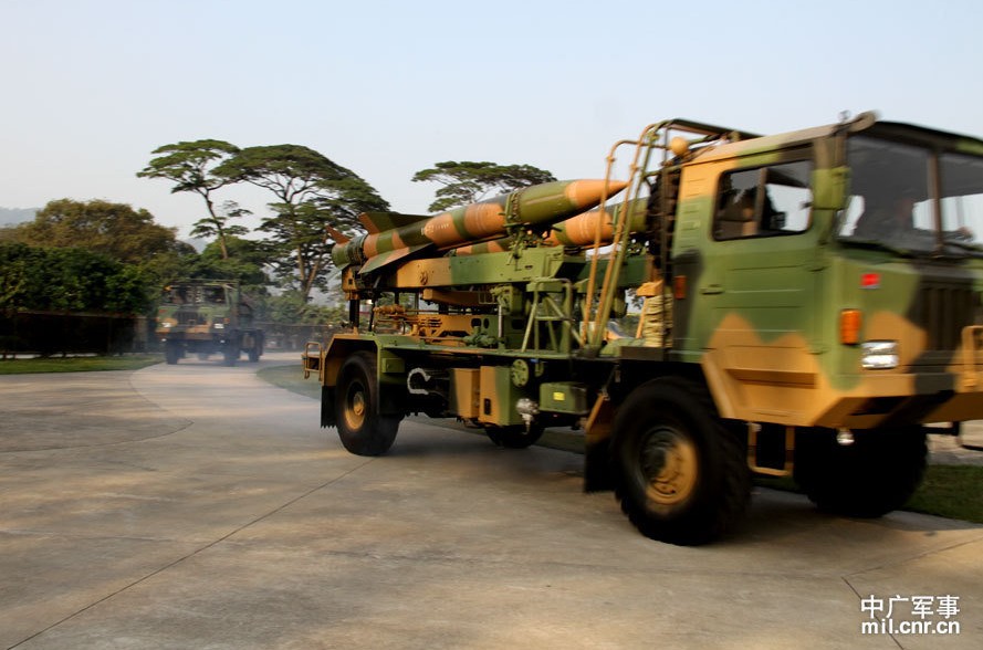 A ground-to-air missile brigade of the Air Force practices a new creative military training pattern by conducting an emergency drill under IT-based conditions. In the practice field, three vehicles loaded with Red Flag-12 surface-to-air missile fast arrived the launch pad. The total process took only five minutes. The informatization of the military drill improved troop’s combat capability.(Mil.cnr.cn/Sun Li, Deng Xiguang and Xu Xiaoyu)