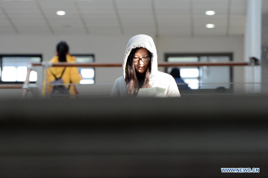 A students prepares for the upcoming National Entrance Examination for Postgraduate (NEEP) at a corridor in Anhui University in Hefei, capital of east China's Anhui Province, Dec. 30, 2012. Examinees taking the NEEP scheduled on Jan. 5 have rocketed up to 1.8 million this year, hitting an all-time high. (Xinhua/Zhang Rui) 