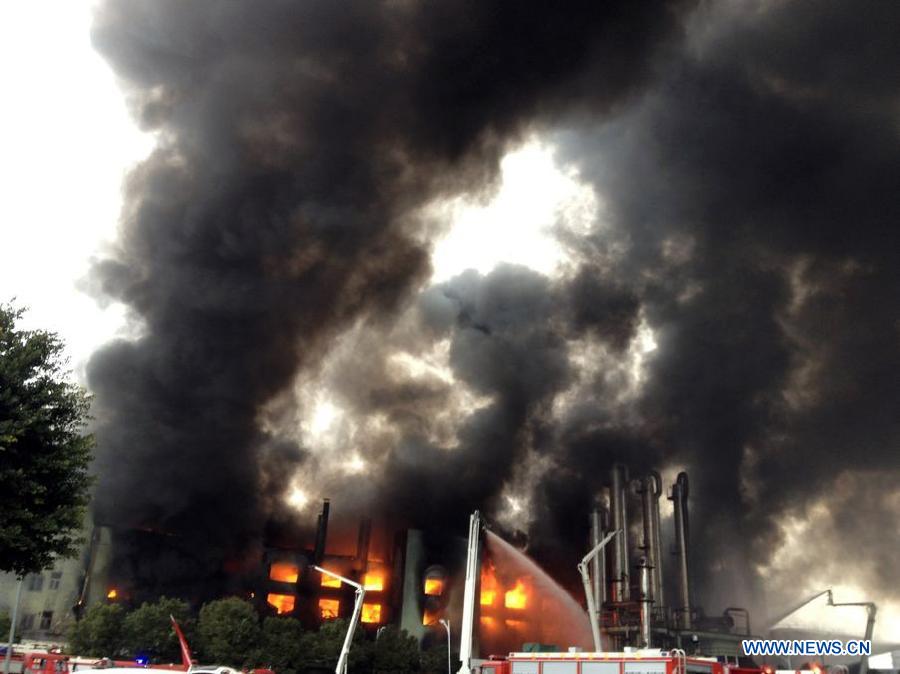 Photo taken on Jan. 3, 2013 shows the fire accident site in Wenzhou, east China's Zhejiang Province. A fire broke out in the Hongdeli Tannery at about 7:50 a.m. Thursday on the Wenchang Road in Wenzhou City. By now, firefighters are still trying to put out the fire. No casualty has been reported. (Xinhua) 