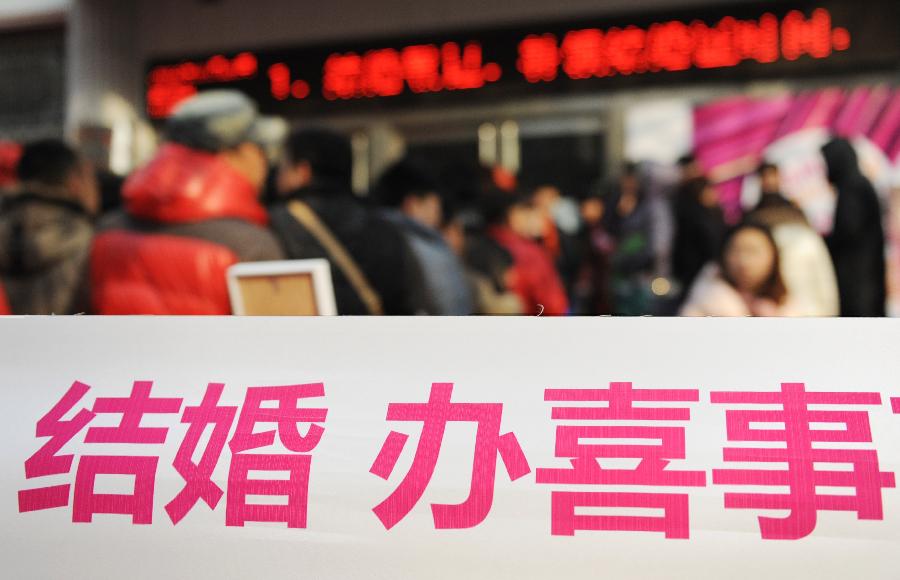 Couples crowd the marriage registration office in Zhengzhou, capital of central China's Henan Province, Jan. 4, 2013. Quite a number of couples flocked to tie the knot on Jan. 4, 2013, or 2013/1/4, which sounds like "Love you forever" in Chinese. (Xinhua/Li Bo)