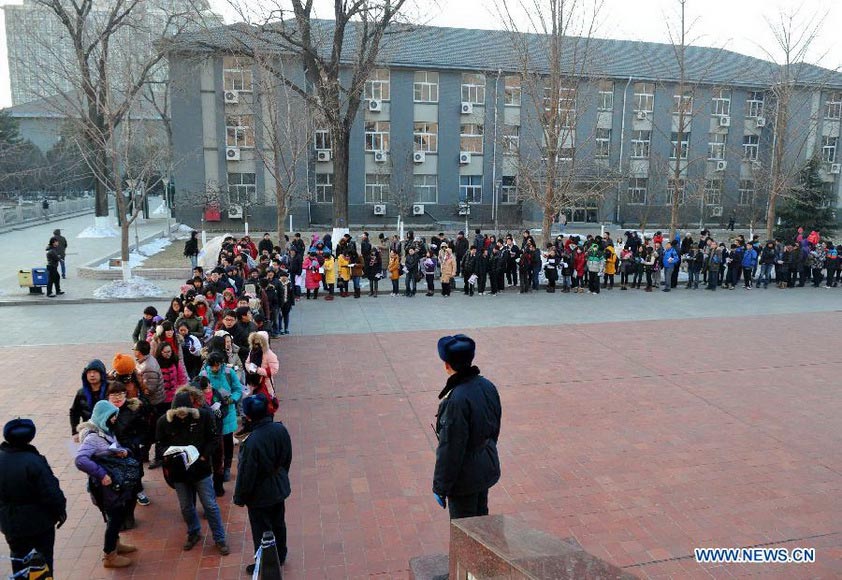 Candidates queue to enter examination rooms for sitting the National Entrance Examination for Postgraduate (NEEP) at North China University of Technology in Beijing, capital of China, Jan. 5, 2013. Examinees to take the exam on Jan. 5 are expected to hit a record high of 1.8 million this year. (Xinhua/Gong Lei)