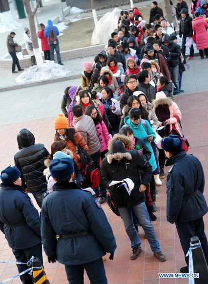 Candidates queue to enter examination rooms for sitting the National Entrance Examination for Postgraduate (NEEP) at North China University of Technology in Beijing, capital of China, Jan. 5, 2013. Examinees to take the exam on Jan. 5 are expected to hit a record high of 1.8 million this year. (Xinhua/Gong Lei)