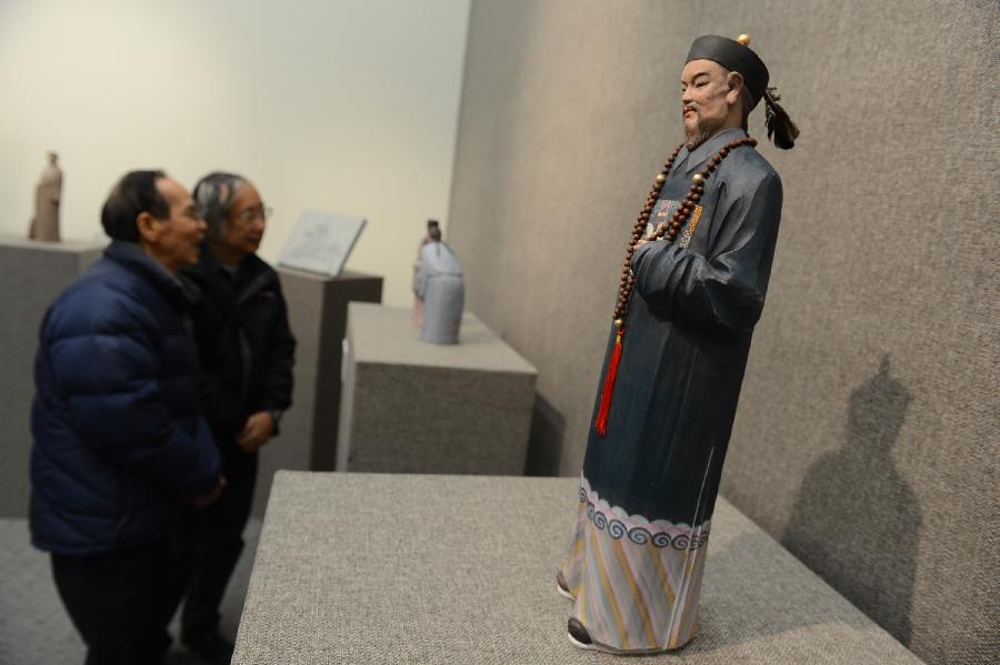 Visitors view an exhibition which displays the works of Zhang Zexun, the fifth-generation descendant of Tianjin-based clay sculpture art Clay Figure Zhang, in south China's Macao, Jan. 4, 2013. The exhibition will be held at the UNESCO Centre of Macao from Jan. 4 to 13. (Xinhua/Cheong Kam Ka)