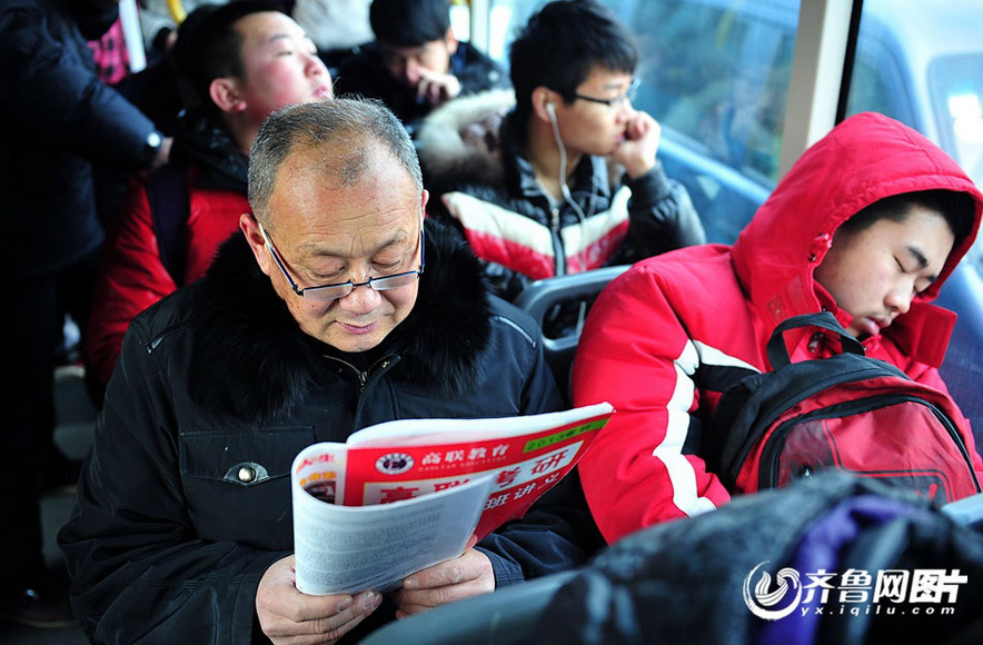 Zhang Shanxue reviews NEEP book on the bus. (Photo/yx.iqilu.com)