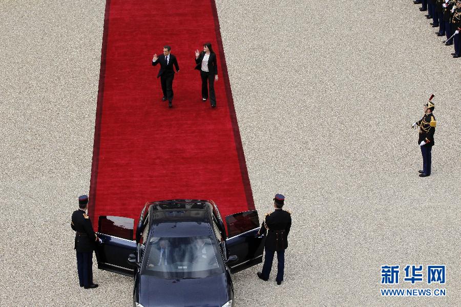 Former French president Nicolas Sarkozy and his wife Carla Bruni-Sarkozy leave the Elysee Palace on May 15, 2012. (Xinhua/AFP)