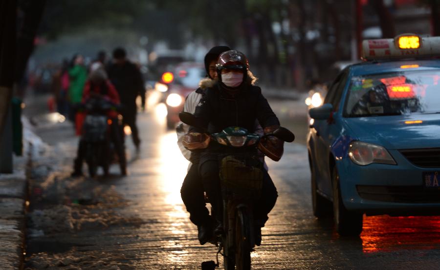 Residents ride on the Sanjing Road in Nanchang City, capital of east China's Jiangxi Province, Jan. 5, 2013, the Slight Cold, the 23rd solar term according to the traditional Chinese lunar calendar. (Xinhua/Zhou Ke) 