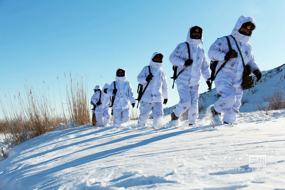 The officers and men of a frontier defense unit under the Xinjiang Military Area Command (MAC) of the Chinese People's Liberation Army (PLA) are patrolling with new-type snowfield cold-proof camouflage outerwear. (chinamil.com.cn/Sun Xingwei)