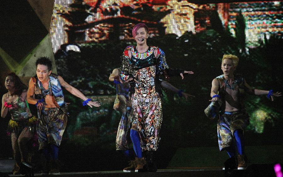 Pop singer Show Luo (C) gives performance during a concert of his 2013 world tour "Over the Limit" at Taipei Arena in Taipei, southeast China's Taiwan, Jan. 4, 2013. (Xinhua) 