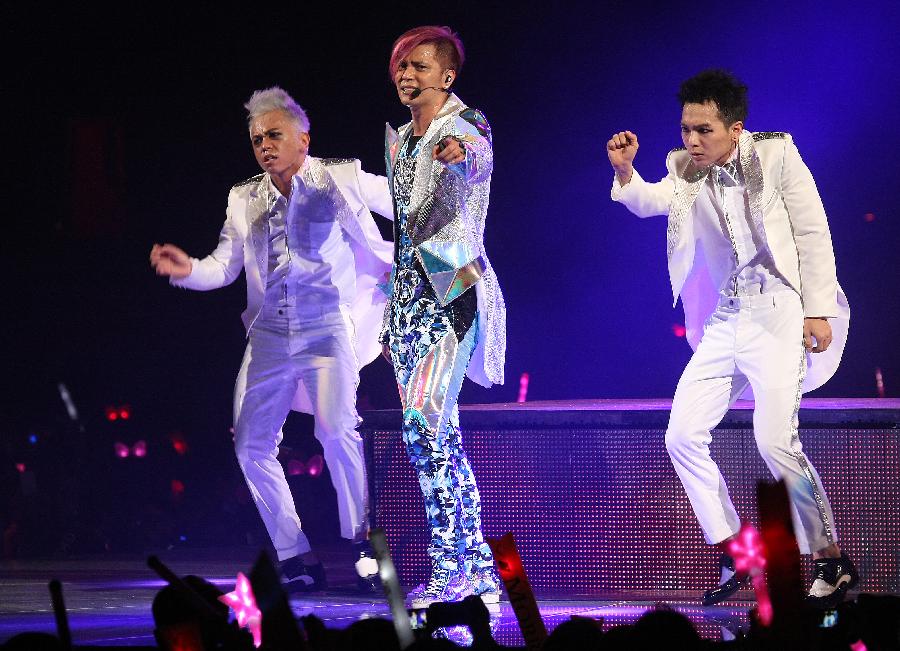 Pop singer Show Luo (C) gives performance during a concert of his 2013 world tour "Over the Limit" at Taipei Arena in Taipei, southeast China's Taiwan, Jan. 4, 2013. (Xinhua)