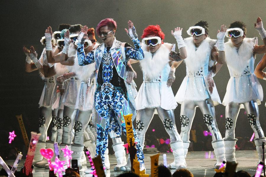 Pop singer Show Luo (C) gives performance during a concert of his 2013 world tour "Over the Limit" at Taipei Arena in Taipei, southeast China's Taiwan, Jan. 4, 2013. (Xinhua)