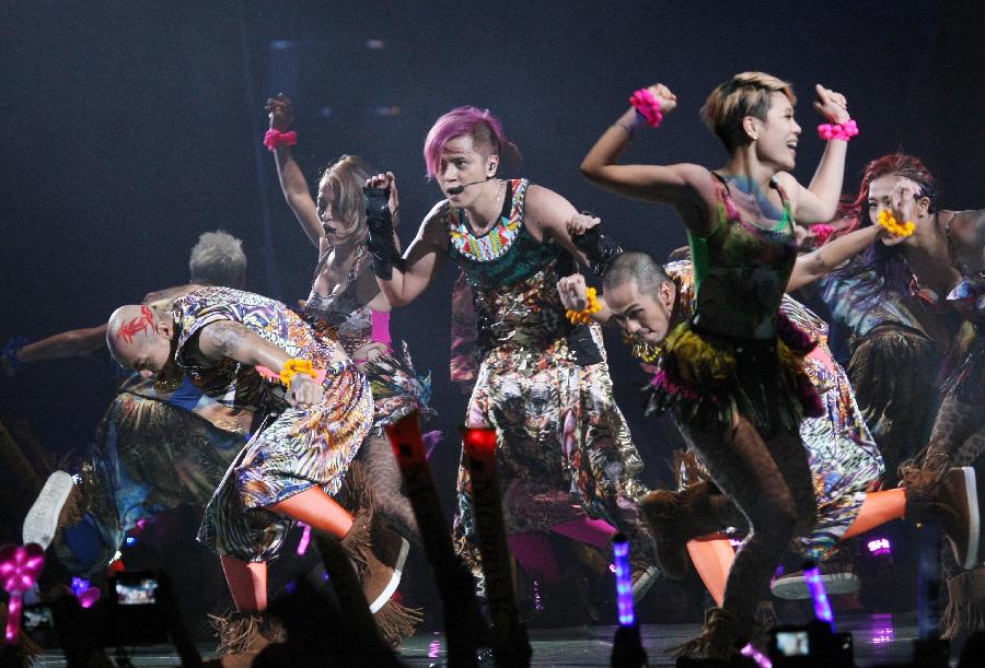 Pop singer Show Luo (C) gives performance during a concert of his 2013 world tour "Over the Limit" at Taipei Arena in Taipei, southeast China's Taiwan, Jan. 4, 2013. (Xinhua)