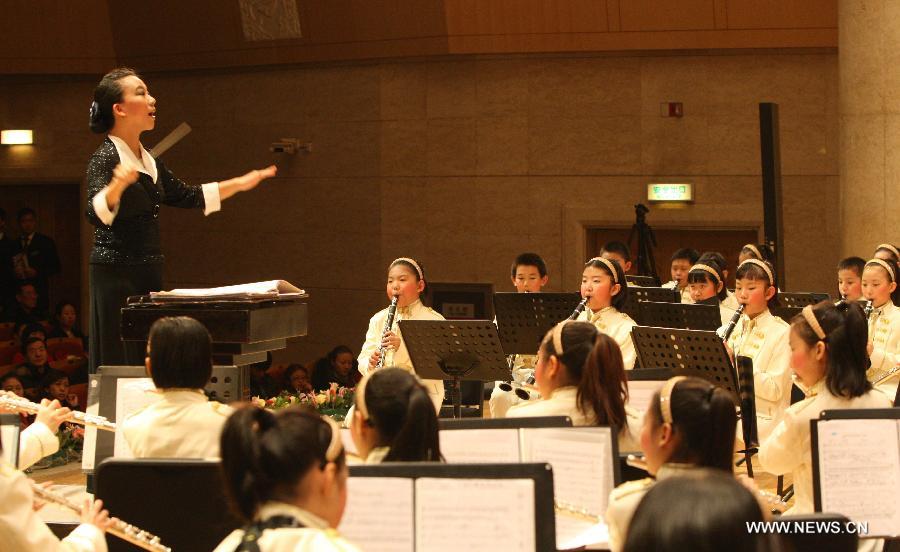 Members of the wind orchestra of Beijing Fuxue Lane Primary School perform at the New Year's Concert in Beijing, capital of China, Jan. 5, 2013. (Xinhua/Zhou Liang)