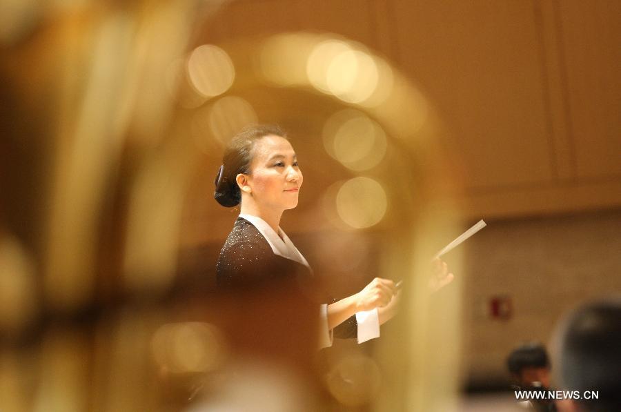 The conductor of the wind orchestra of Beijing Fuxue Lane Primary School perform at the New Year's Concert in Beijing, capital of China, Jan. 5, 2013. (Xinhua/Zhou Liang)