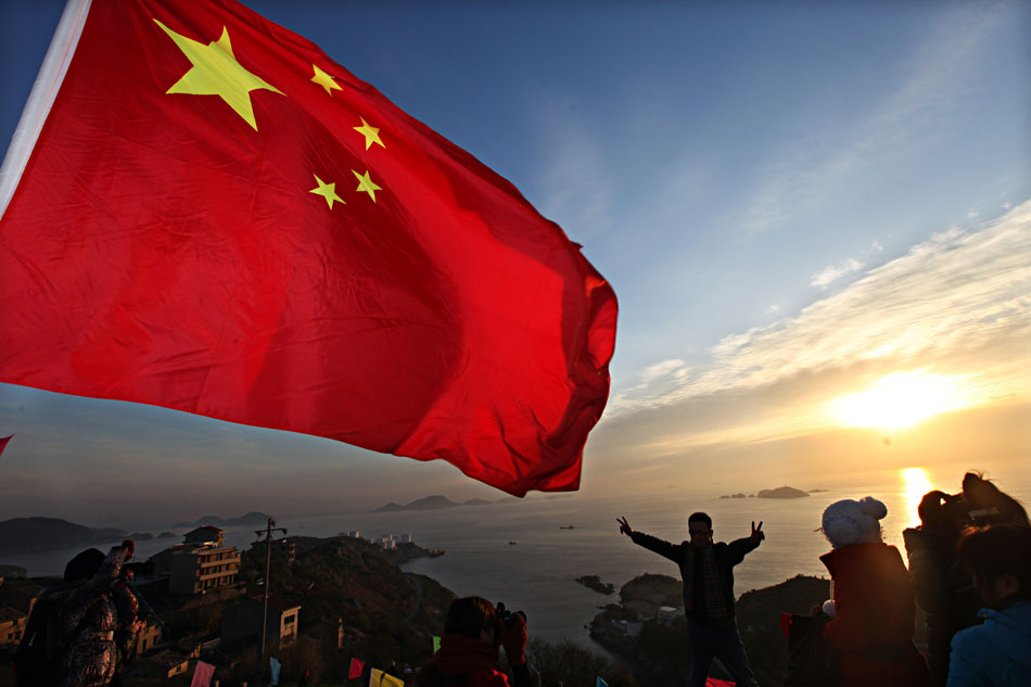 Thousands of tourists embrace the first dawn of 2013 together in Wenling, Zhejiang province, Jan. 1, 2013. (Xinhua/Sun Jinbiao)