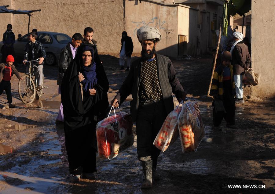 Afghan poor people receives winter relief assistance donated by rich people in Herat province of western Afghanistan on Jan. 5, 2013. Hundreds of poor families received winter relief assistance on Saturday. (Xinhua/Sardar)