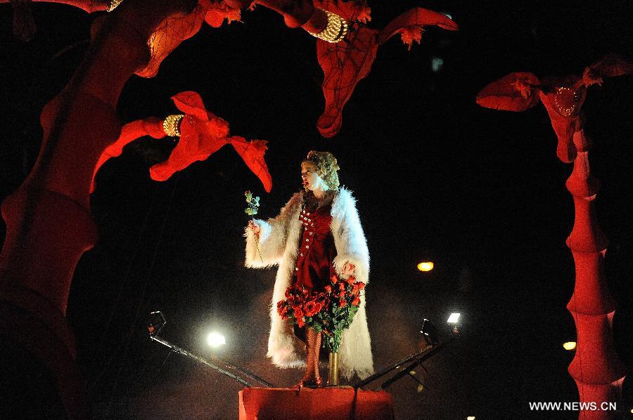 An actress of the French company Off performs during the presentation of street performance "The Giraffes", in the celebrations of the International Festival of theater "Santiago a Mil", in the city of Santiago, capital of Chile, on Jan. 5, 2013. The festival will last until Jan. 20 and feature 71 Chilean and International companies. (Xinhua/Jorge Villegas) 