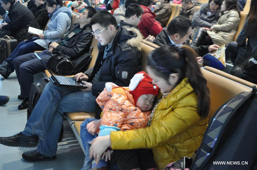 Passengers have to wait as heavy fog grounds airliners at Chengdu Shuangliu International Airport in Chengdu, capital of southwest China's Sichuan Province, Jan. 6, 2013. Heavy fog here forced the airport to shut down on Jan. 6, grounding more than 100 flights and stranding nearly 10,000 passengers. By 11:30 a.m., the fog had begun to disperse and three Air China flights were allowed to take off from the airport. (Xinhua/Lu Junming)