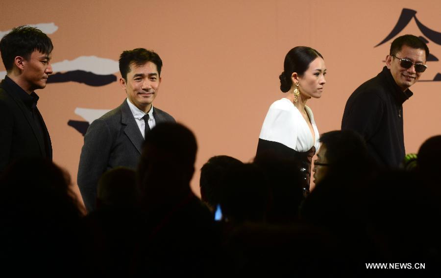 Hong Kong director Wong Kar Wai (R) and cast members Chang Chen, Tony Leung and Zhang Ziyi (L to 2nd R) attend the premiere ceremony of Wong's new film "The Grandmaster" in Beijing, capital of China, Jan. 6, 2013. The film will be released on Tuesday. (Xinhua/Jin Liangkuai)