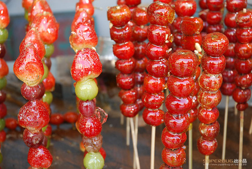 Sugarcoated haws on sticks (www.cyol.net)